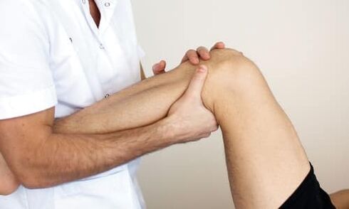 il medico esamina il ginocchio per l'artrosi