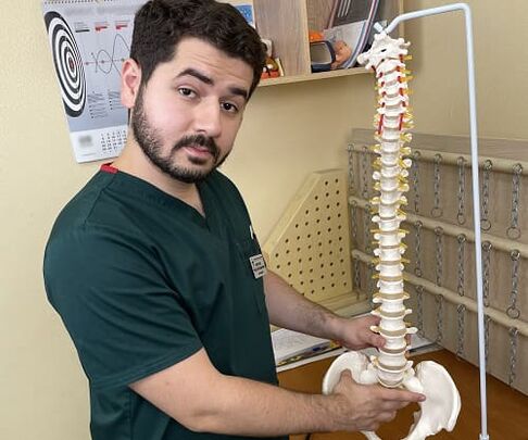 Se soffri di mal di schiena, dovresti consultare un medico generico o un neurologo. 