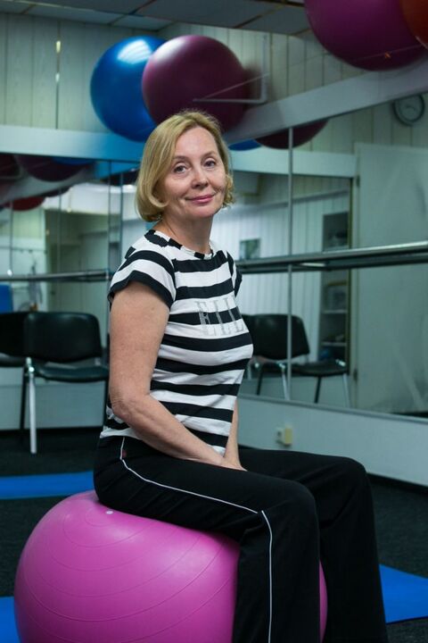 Donna con osteocondrosi toracica dopo terapia fisica