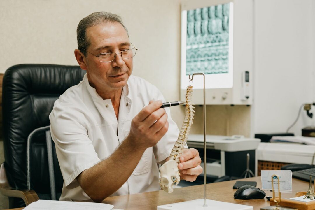 Il medico spiega le caratteristiche del trattamento dell'osteocondrosi della colonna vertebrale toracica