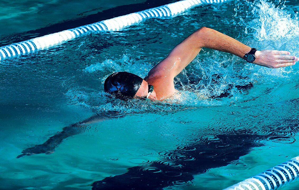 Nuoto in piscina con osteocondrosi toracica
