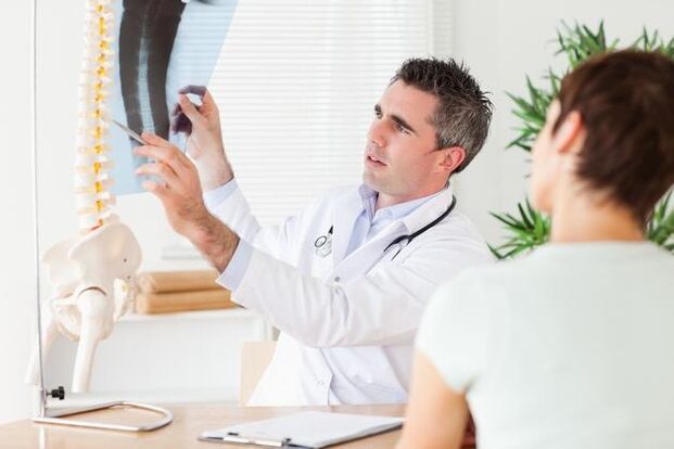 consultazione con uno specialista per l'osteocondrosi cervicale